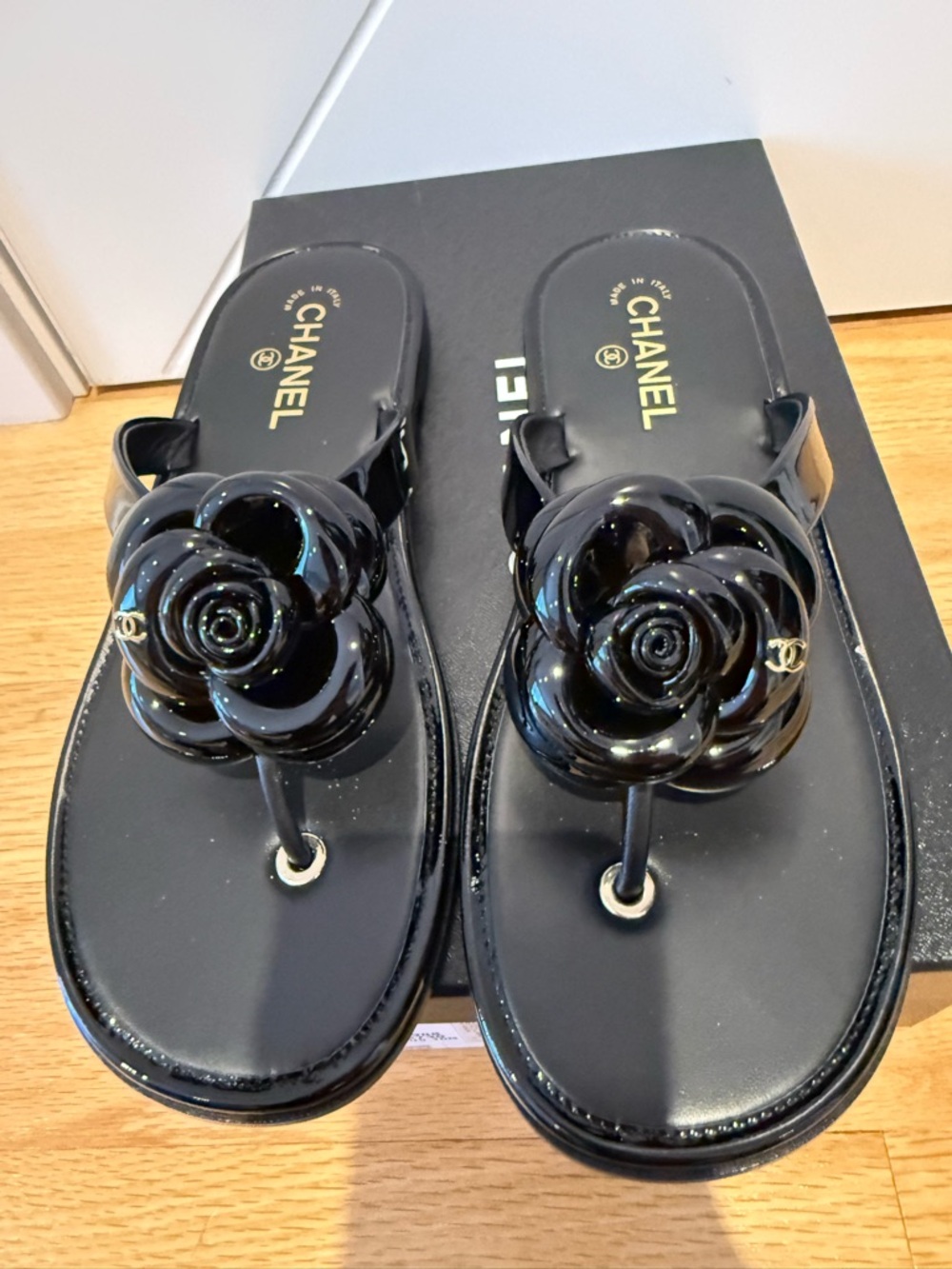 CHANEL Black Camellia patent leather Thong Sandals BNIB - Picture 4 of 8